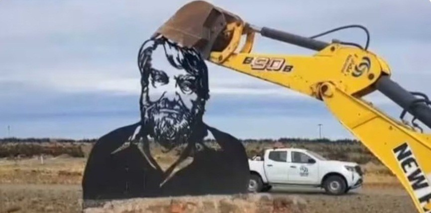 El Gobierno Nacional demolió el Monumento a OSVALDO BAYER     No cumplía con la normativa vial y complicaba el desagüe en días de lluvia  argumentaron 